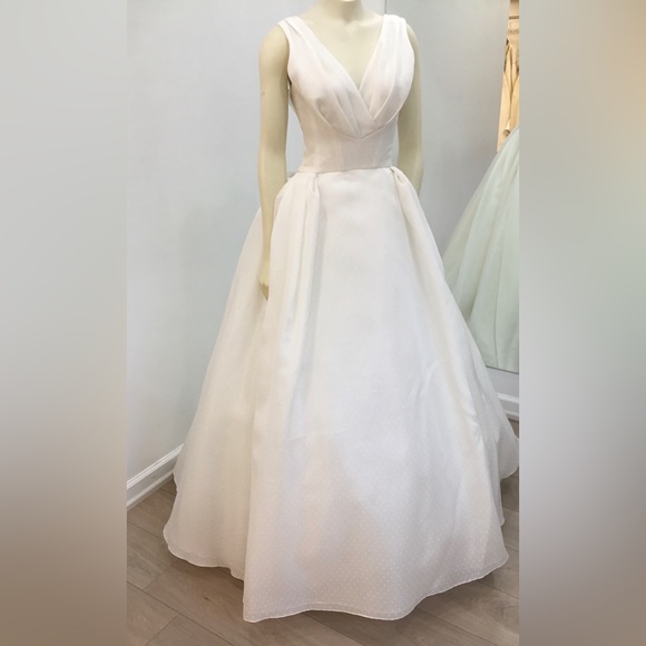 Peter Langner Couture Wedding Gown: Annabelle - Picture 2 of 13